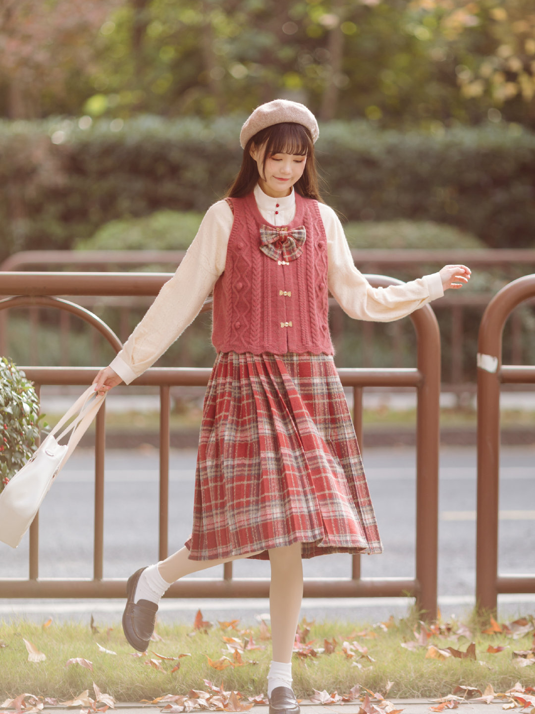 “学院风”汉服长什么样？不仅简约时尚，还很保暖，高级感十足