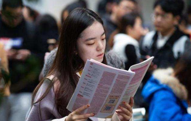 刘昊然考编顺利上岸，“铁饭碗”比当演员还香？大学生就业更难了