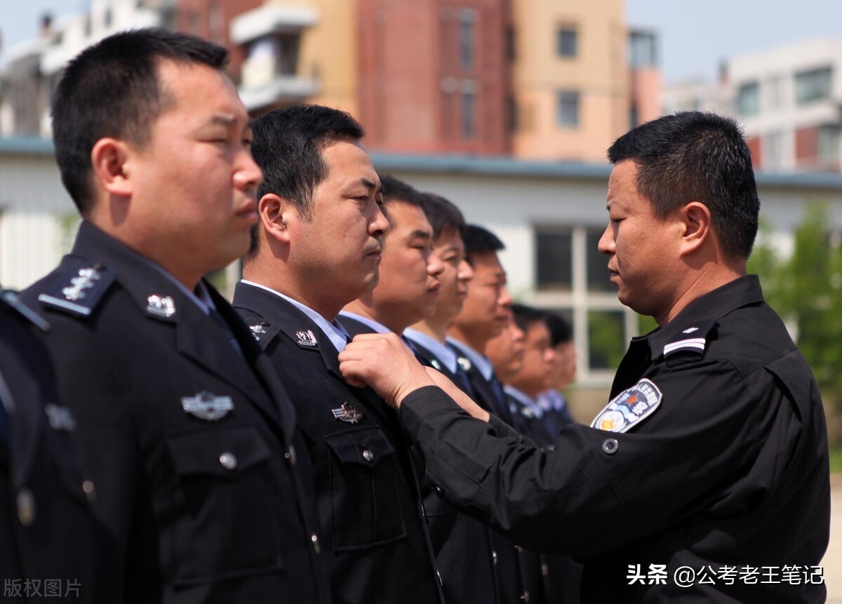 狱警也是“铁饭碗”，工资七八千，未来5年吃香