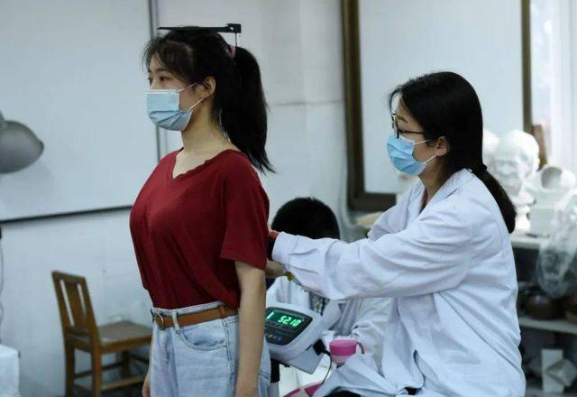 高考体检成“翻车现场”？无需“脱光”和补营养，考生表示放心了