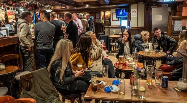 武磊批评当地人,酒吧爆满,池里人挤人成隐患)