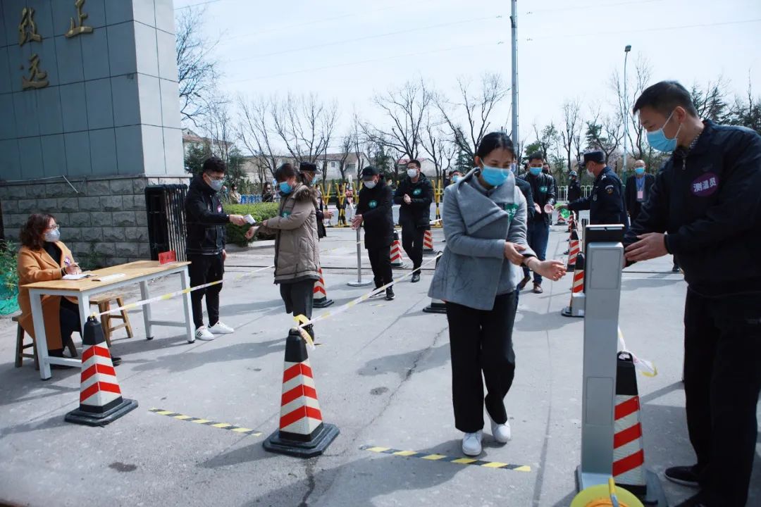 山东省潍坊商业学校组织疫情防控流程模拟演练活动