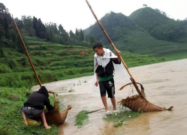 80年代農(nóng)村8種捕魚老物件，你用過幾種能說出名字嗎？滿滿的回憶