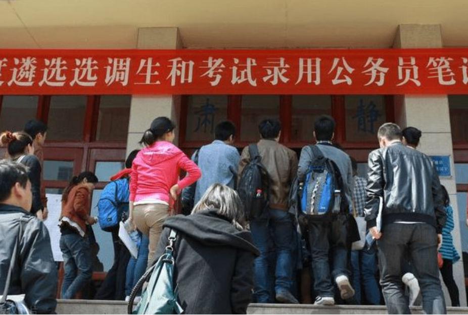 大学生迎来好消息，一类学生可直接成为公务员，入职就是干部级别