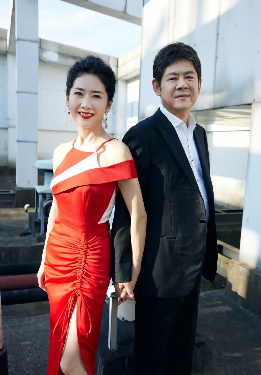 刘芸一家三口秀美照,妈妈穿红裙气质不输年轻人,爸爸演绎背影杀