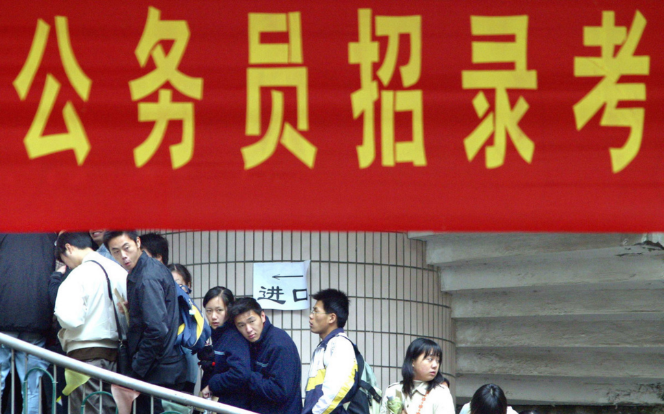 大学生迎来好消息，满足条件就可成为公务员，身份还是干部级别