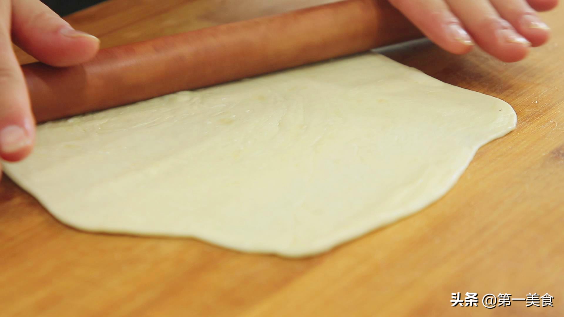 做油饼的方法视频(面点师教你小油饼的和面技巧，小油饼柔软分层，放一天不会硬)