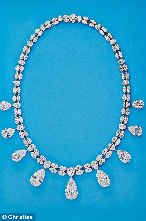 伊朗末代美艳王后！国王宠翻送天价珠宝，却因无法生育被流放