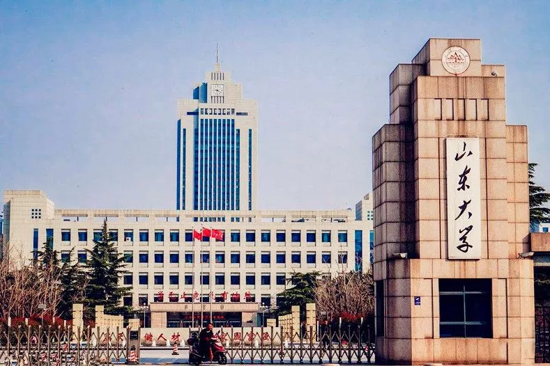 武汉大学校徽上毛泽东的题字，竟是写给她的......