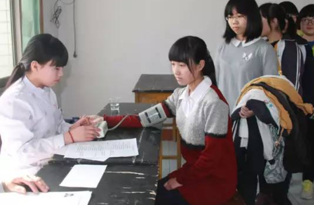 高考体检需要“一丝不挂”？学生被吓出表情包，体检医生很无奈