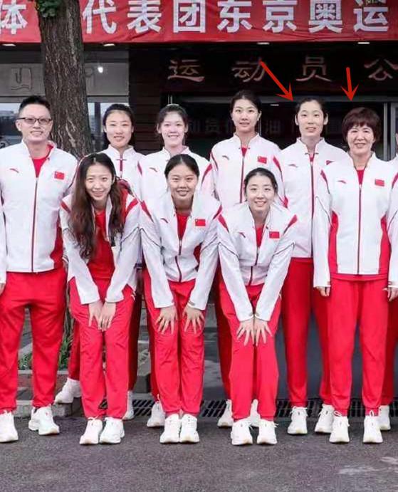 中国女排出征东京！教练郎平新发型显年轻，朱婷1米98身高太抢眼