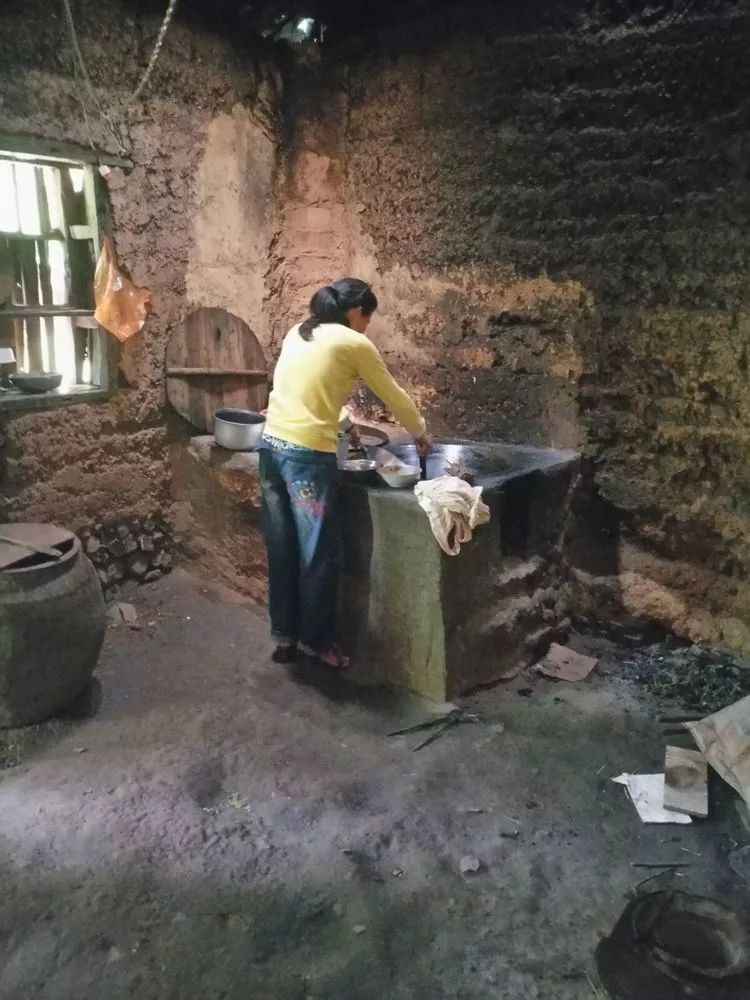 名校学霸伍继红：高考712分，二婚嫁光棍，连生五娃领低保，为啥