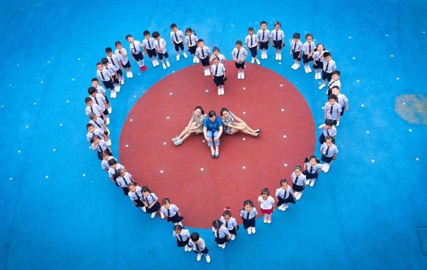 幼儿园创意毕业照不输大学生，家长看后喜笑颜开，一群小大人