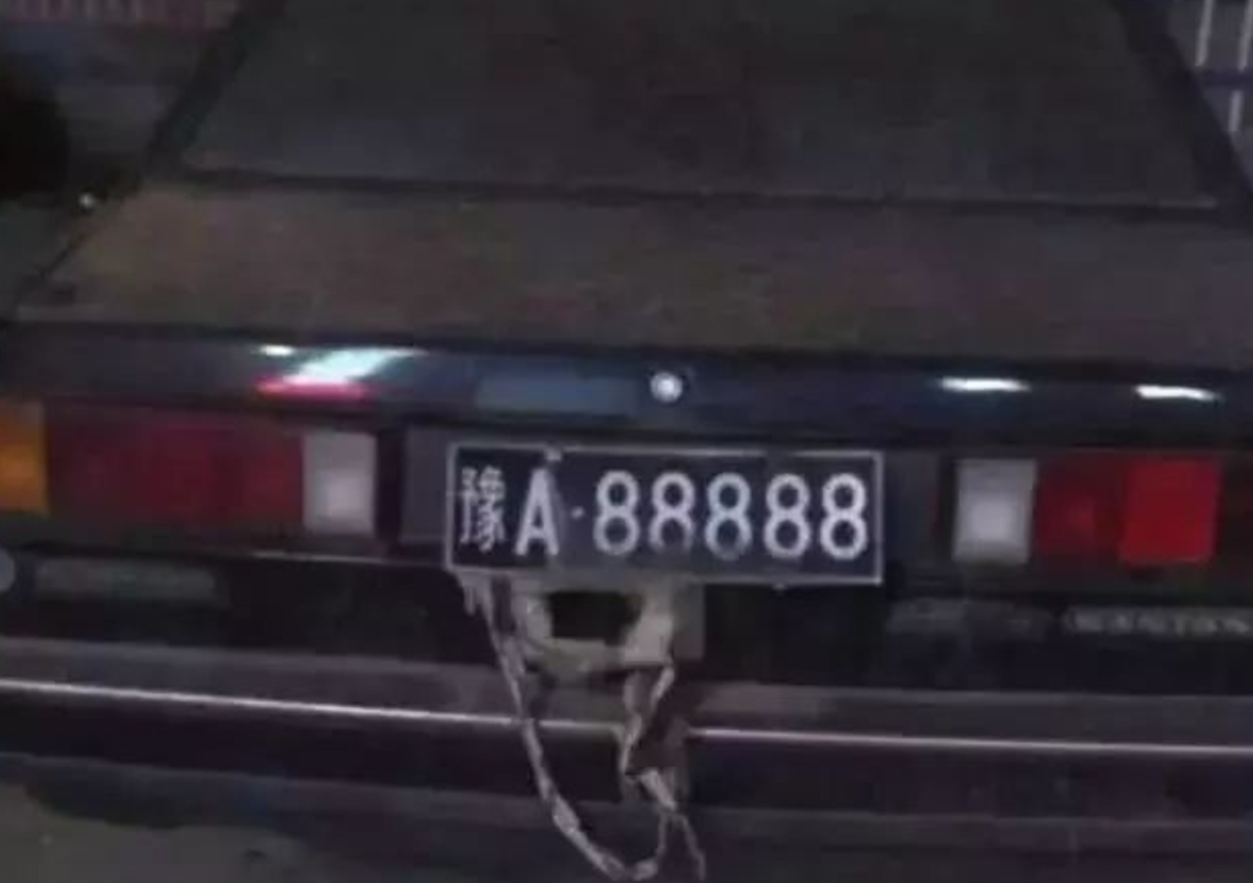 河南一辆比亚迪走红，8千的车挂800万的车牌，回头率100%