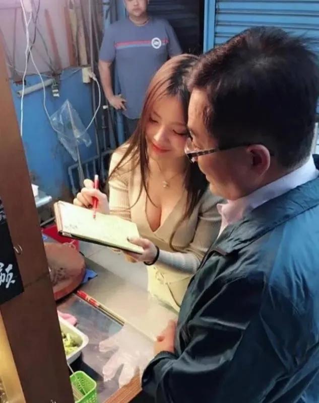 幽默笑话，女朋友总是穿裙子，睡在我房间
