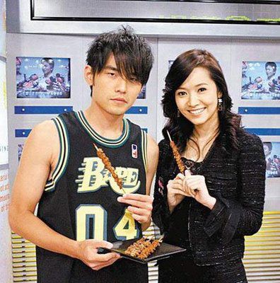 但令人寻味的是,如今的侯佩岑和关颖情同姐妹,时常一起出入名流聚会.