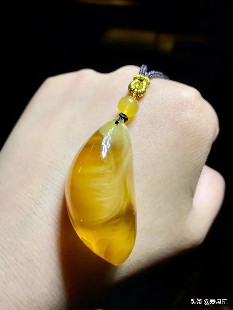 一条红蜜蜡,卖1万?玩友:咋瞅着像豆腐乳成精