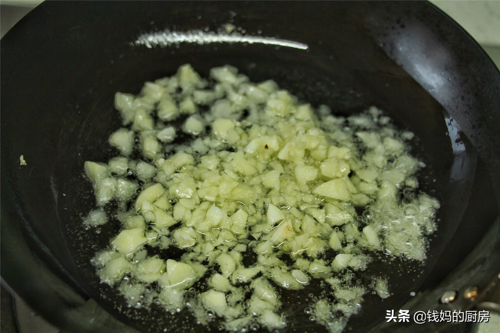 清蒸鱼用这方法，8分桌上桌，鱼肉鲜嫩多汁又不腥，比蒸锅还方便