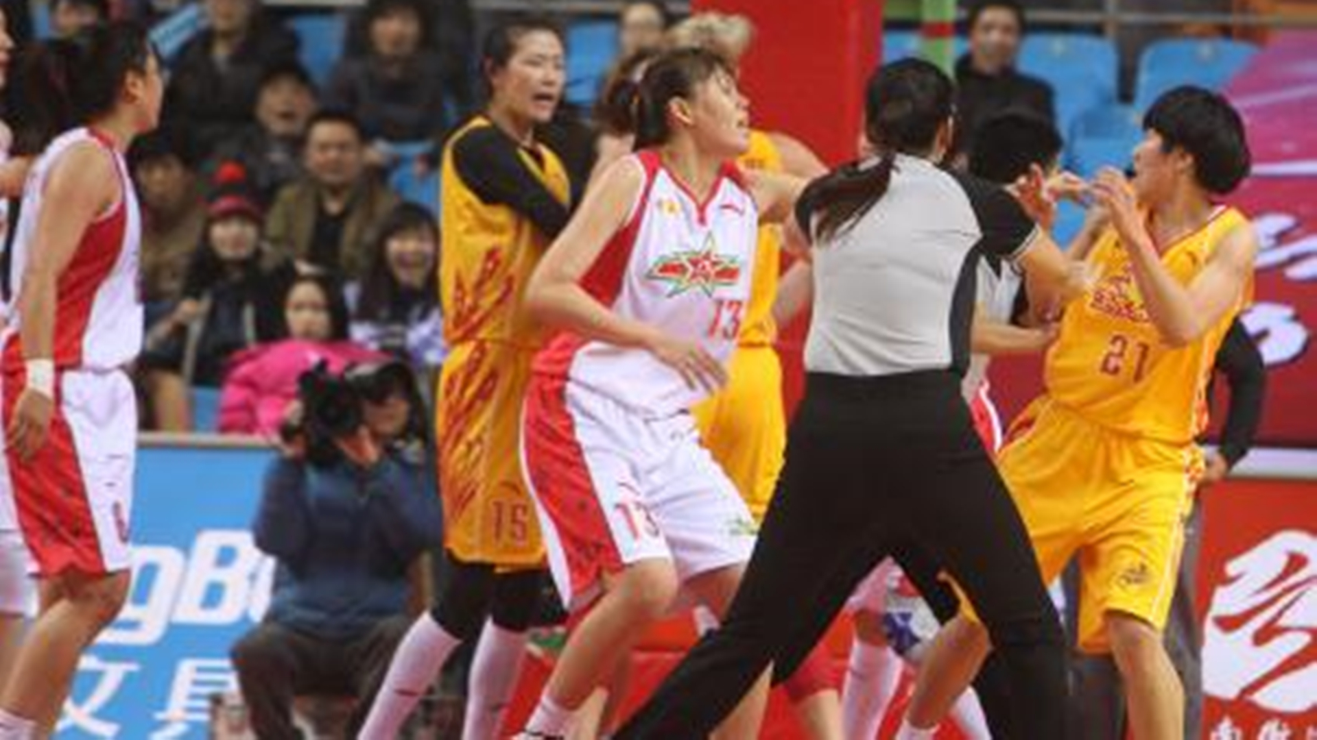 wcba打架冲突合集（中国女篮群殴，20人互相撕衣服扯头发，围观者大呼“往死里打”）