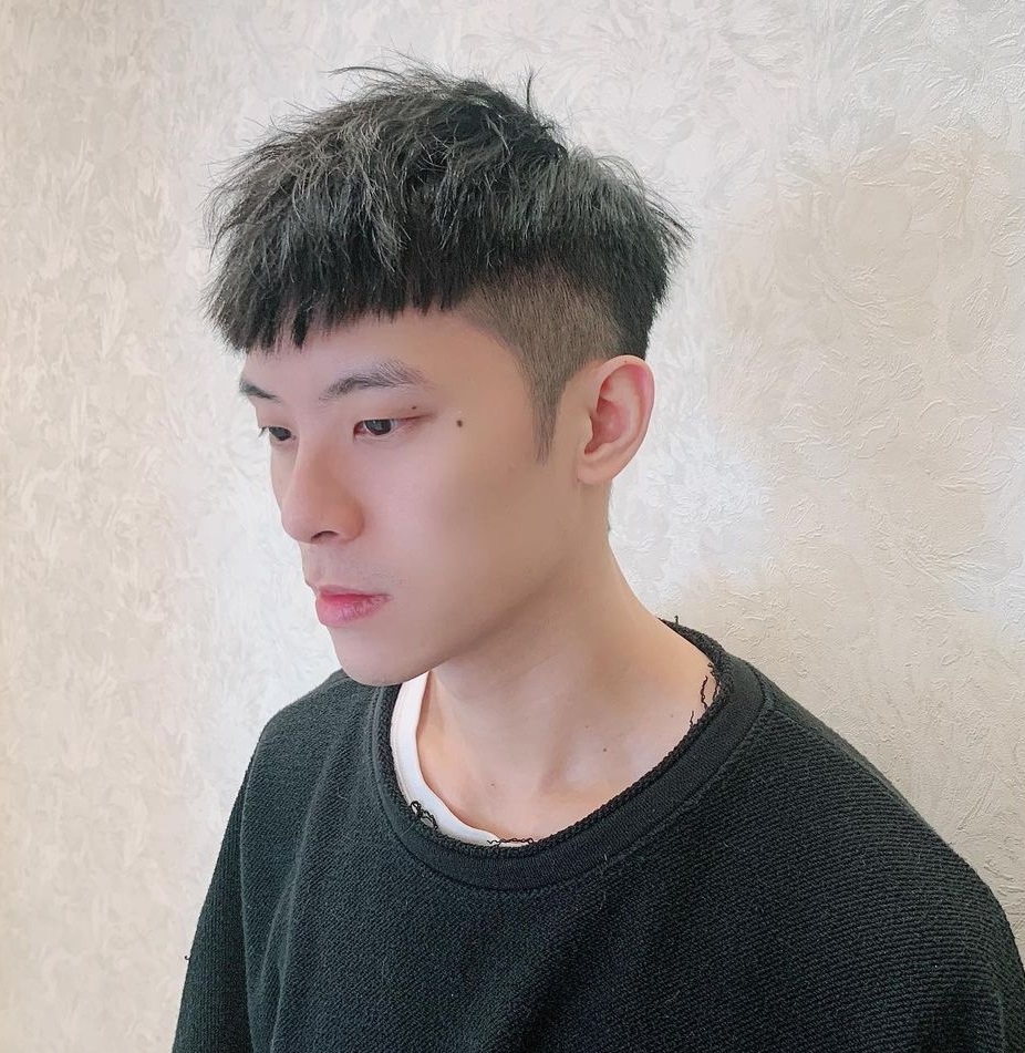 都是比较经典的男生造型,而最近这两年比较火的发型,当属锡纸烫了