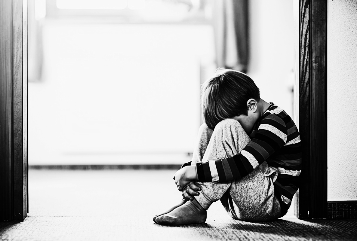 妻子惨死家中，丈夫被判无期，19年后再次开庭，法院：我们搞错了