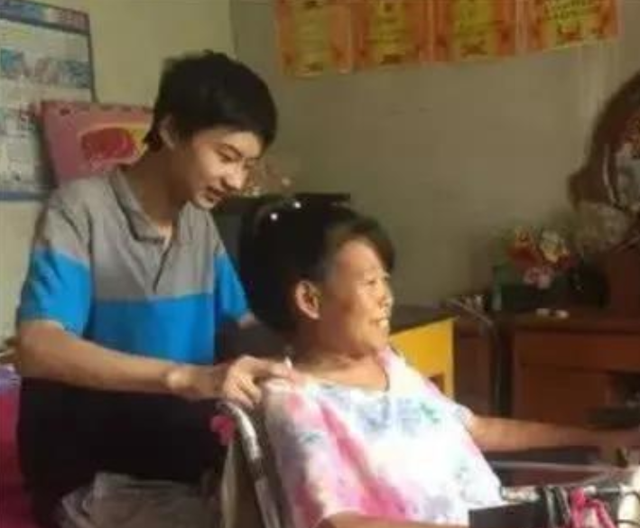 河北寒门贵子庞众望：父精神失常母瘫痪，却加分60以744分上清华