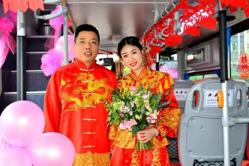 双流惊现超豪华婚车，场面震撼！租金仅1000元……