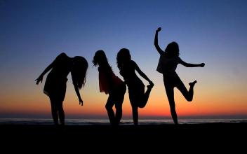 男子酒店佯称送礼物，趁闭眼杀害3名女模特，与警方对峙谎称放有炸弹，二审维持死刑