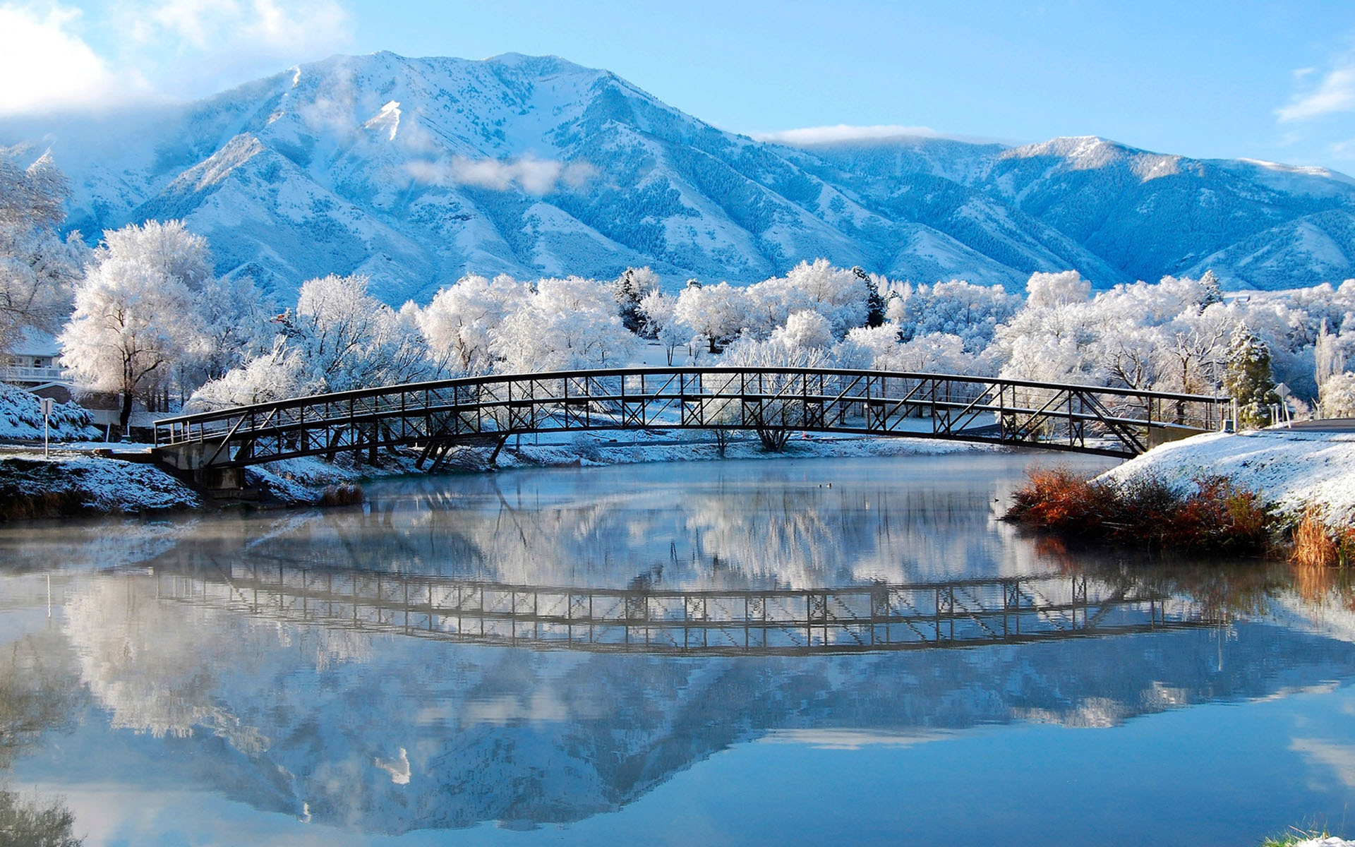雪寒映湖湖水明，借得冰湖看雪山
