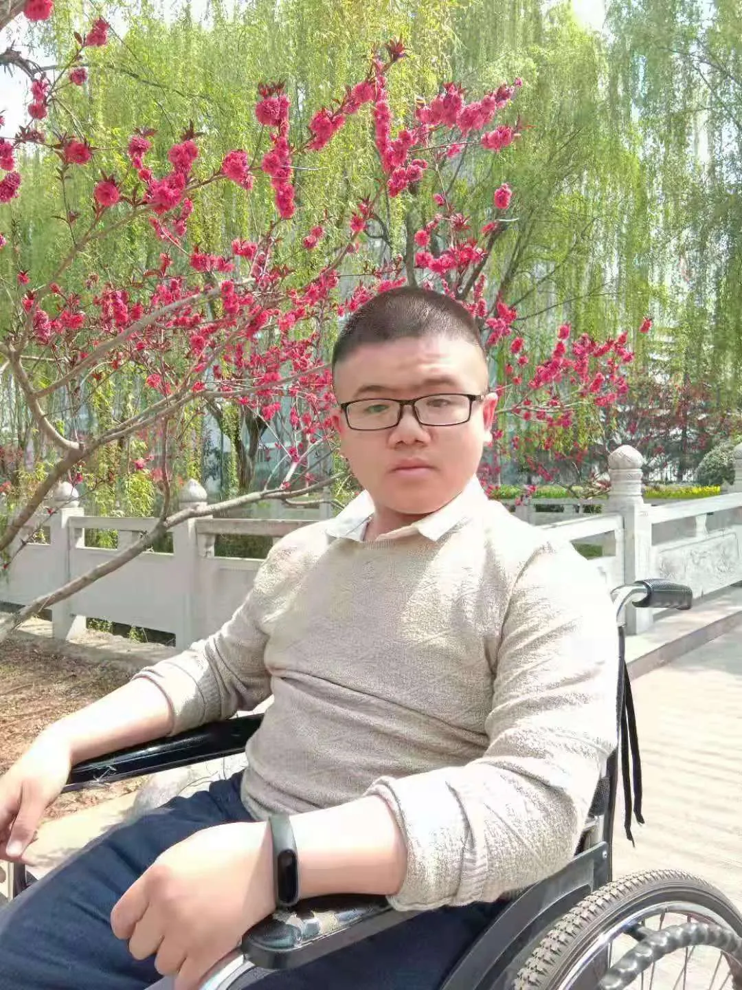 山东“脆骨男孩”两次参加高考终圆梦：身体不能阻碍我追梦