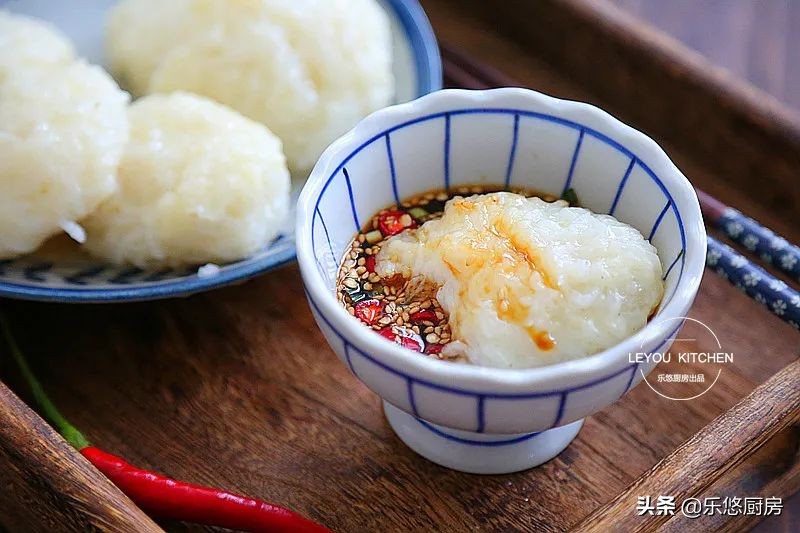 秋冬多吃萝卜好处多，简单一蒸，软软糯糯，再蘸上料汁吃，太香了