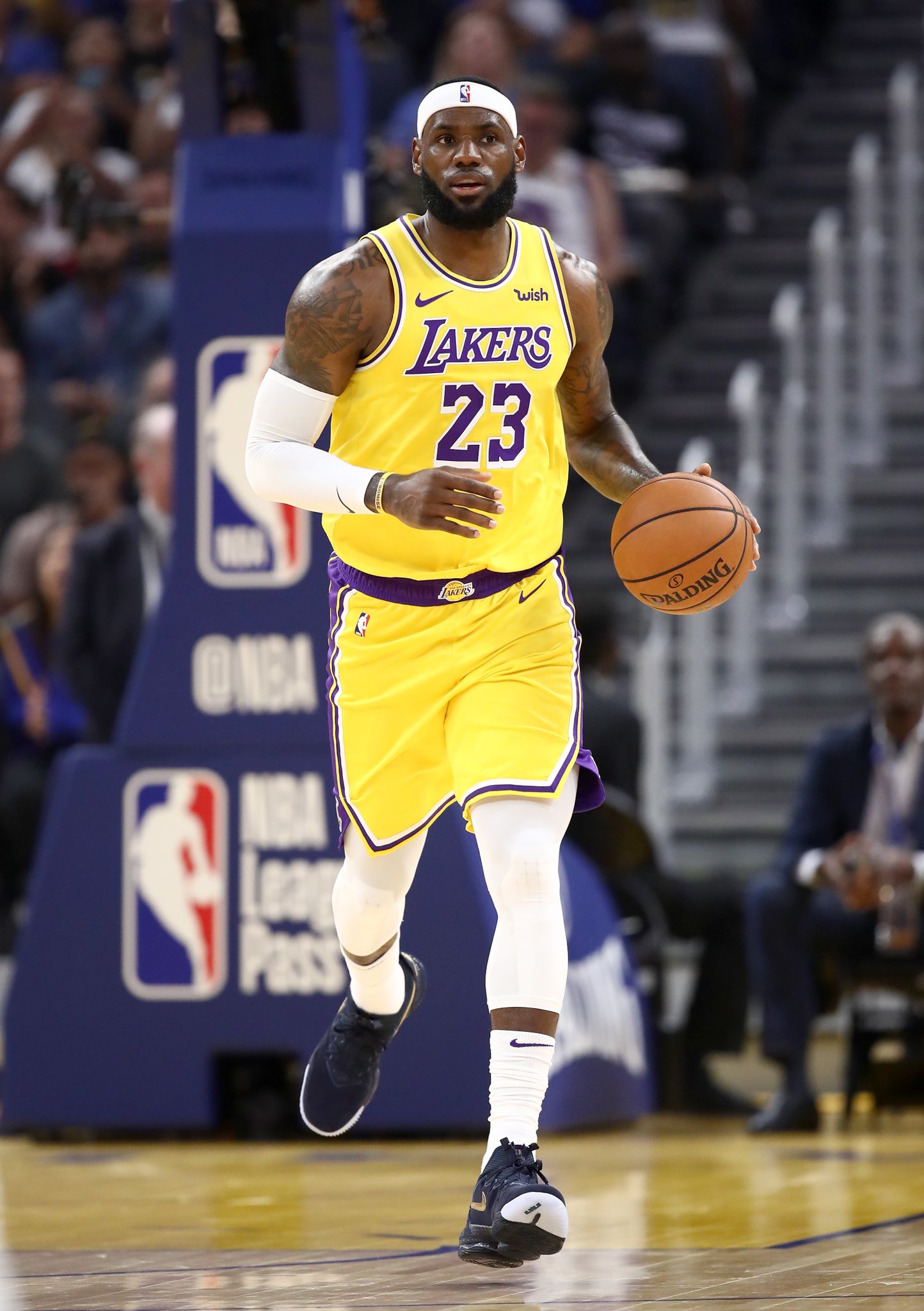 为什么nba都是凌晨开赛(豪横！美国一夜突破50万，NBA老板：预计在6月开赛，网友：作死吧)