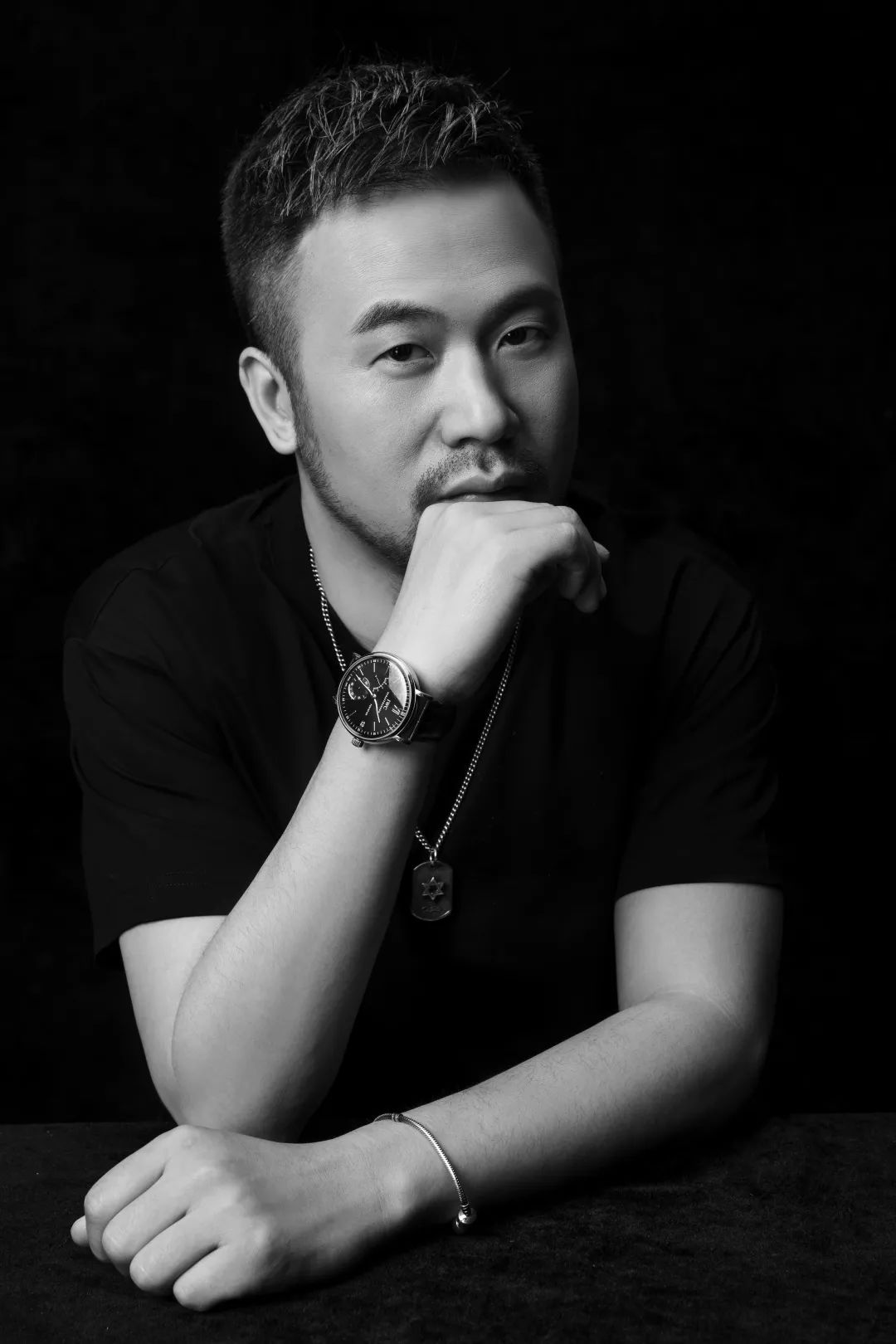 现代新中式下居家的私人会所，红与黑迸发出的沉朴又大气