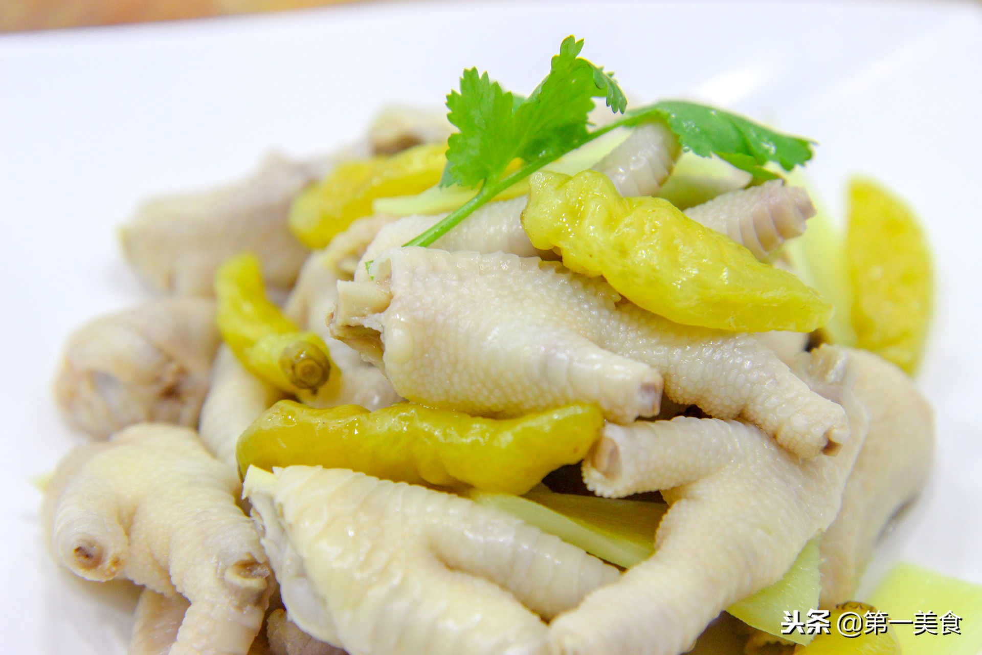 鸡爪煮了发黑还能吃吗(鸡爪子煮出来发黑能吃吗) - 风集网