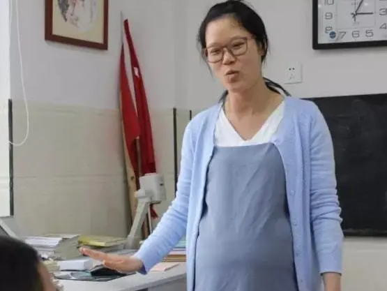 女老师怀孕坐着上课，校长看到后斥责“无底线”，家长看不下去了