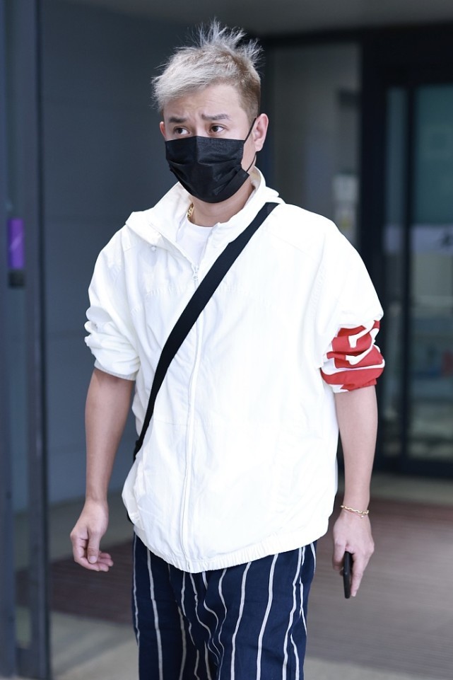 文章大胆染‘奶奶灰’发色，穿搭造型真够随意的，凌乱懒散接地气
