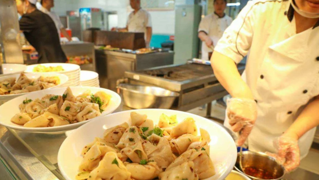 大学“阴间食堂”火了，吃饭环境像殡仪馆，学生表示有点恐怖