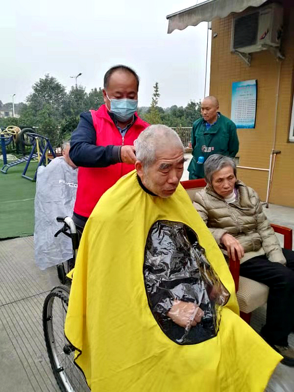 众扶高新志愿者养老院里服务忙