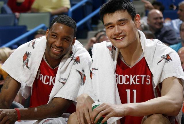 为什么cba没有姚明(​02年姚明场均32分 19板 4帽，为何落选MVP？看到名字后我服了)