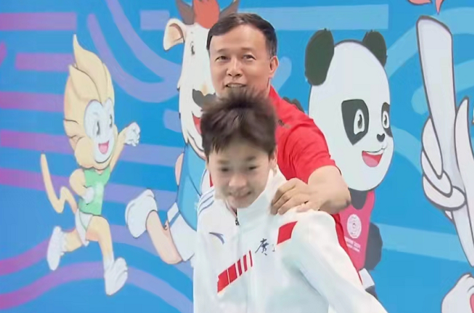 全红婵少女心！穿拖鞋挑选发卡，教练一句话太暖，幕后恩人陪同