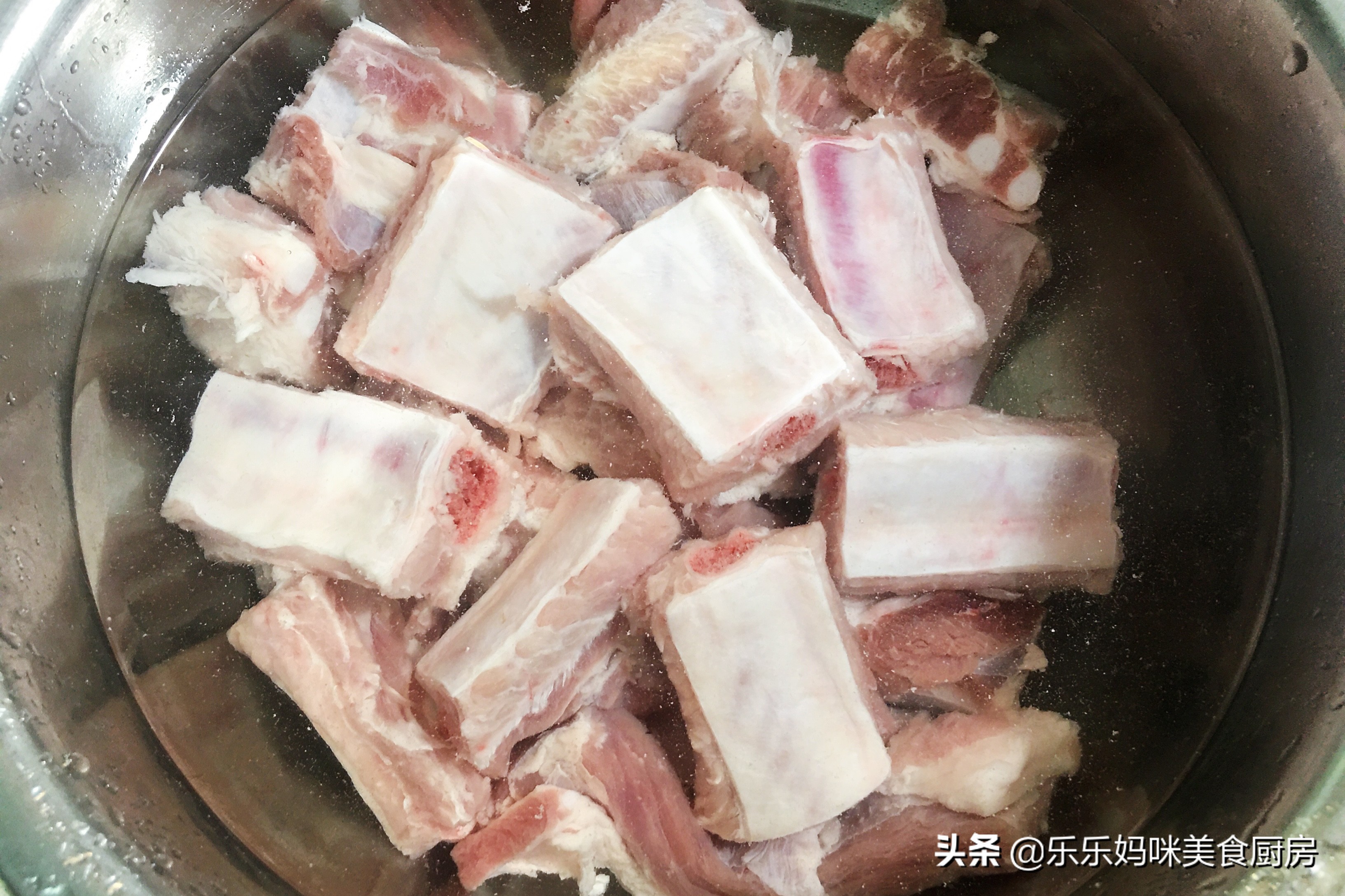 排骨土豆怎么炖最好吃（牢记3要点排骨软烂不塞牙）