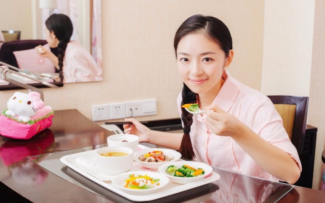 “一个月才挣4000，凭啥住上万的月子中心？那是有钱人标配”