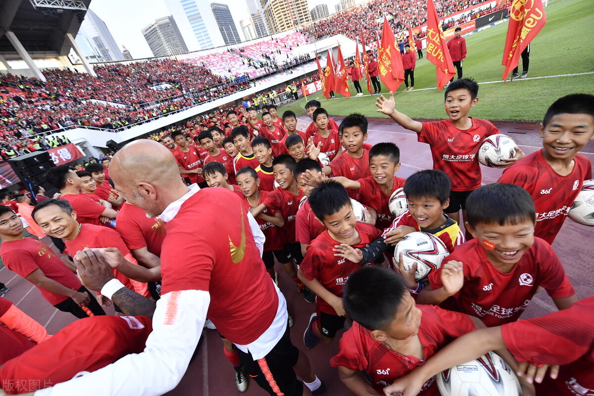 中国男足怎么选拔的(在国内，普通人如何能成为职业足球运动员？必须要满足这几点)