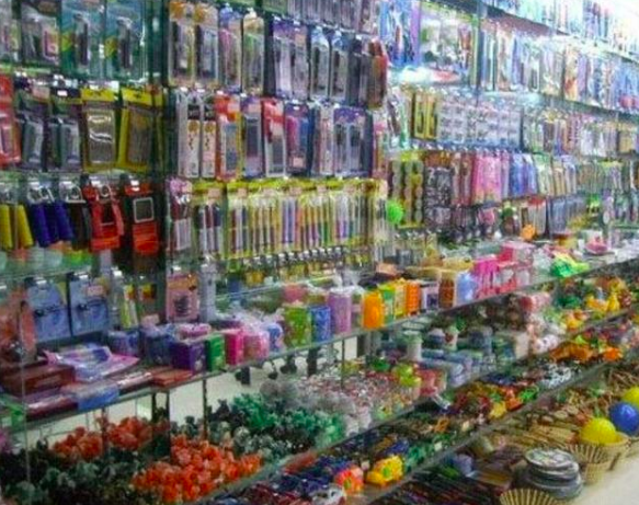 为什么街上的两元店价格这么低，老板还能学习，利润从哪里来呢？