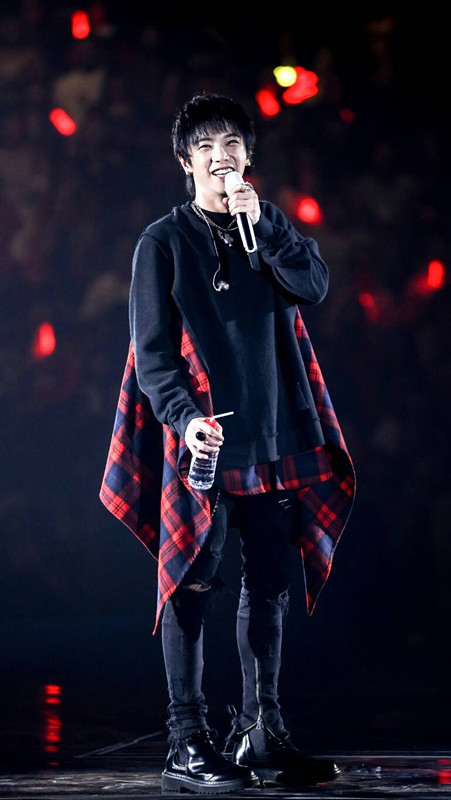 华晨宇被中国青年网点名，发文回应成亮点，为何花花会如此优秀？