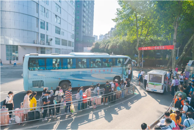 现场直击！华中师范大学开学了，5000余名新生报到，党委书记帮忙搬行李！