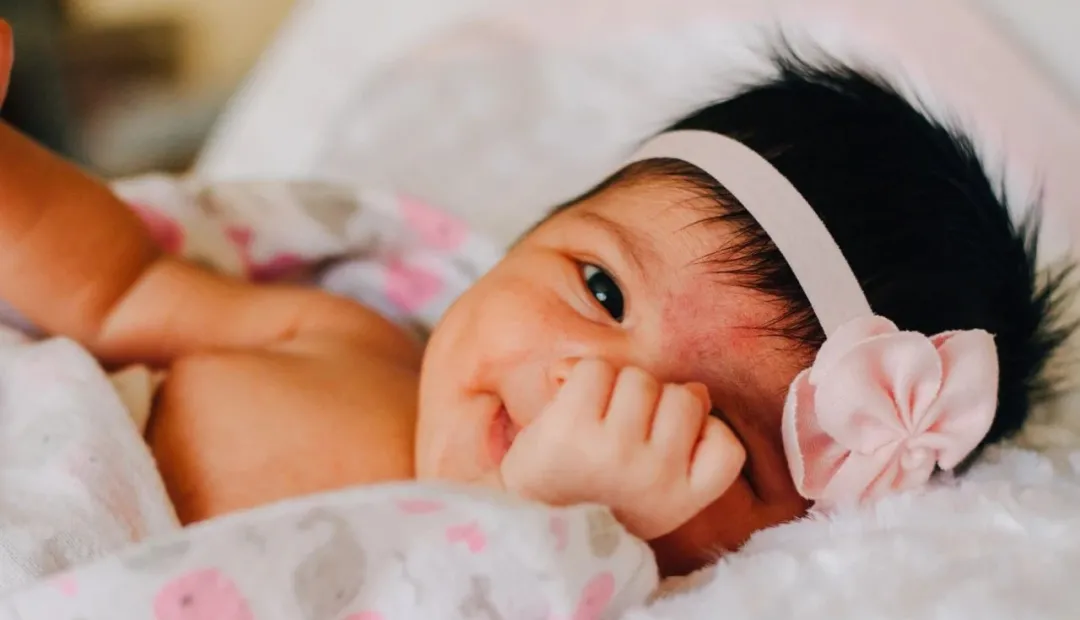 妈妈喂孩子母乳，一天换3次睡衣，娃一边吃一边拉的狼狈，太囧了