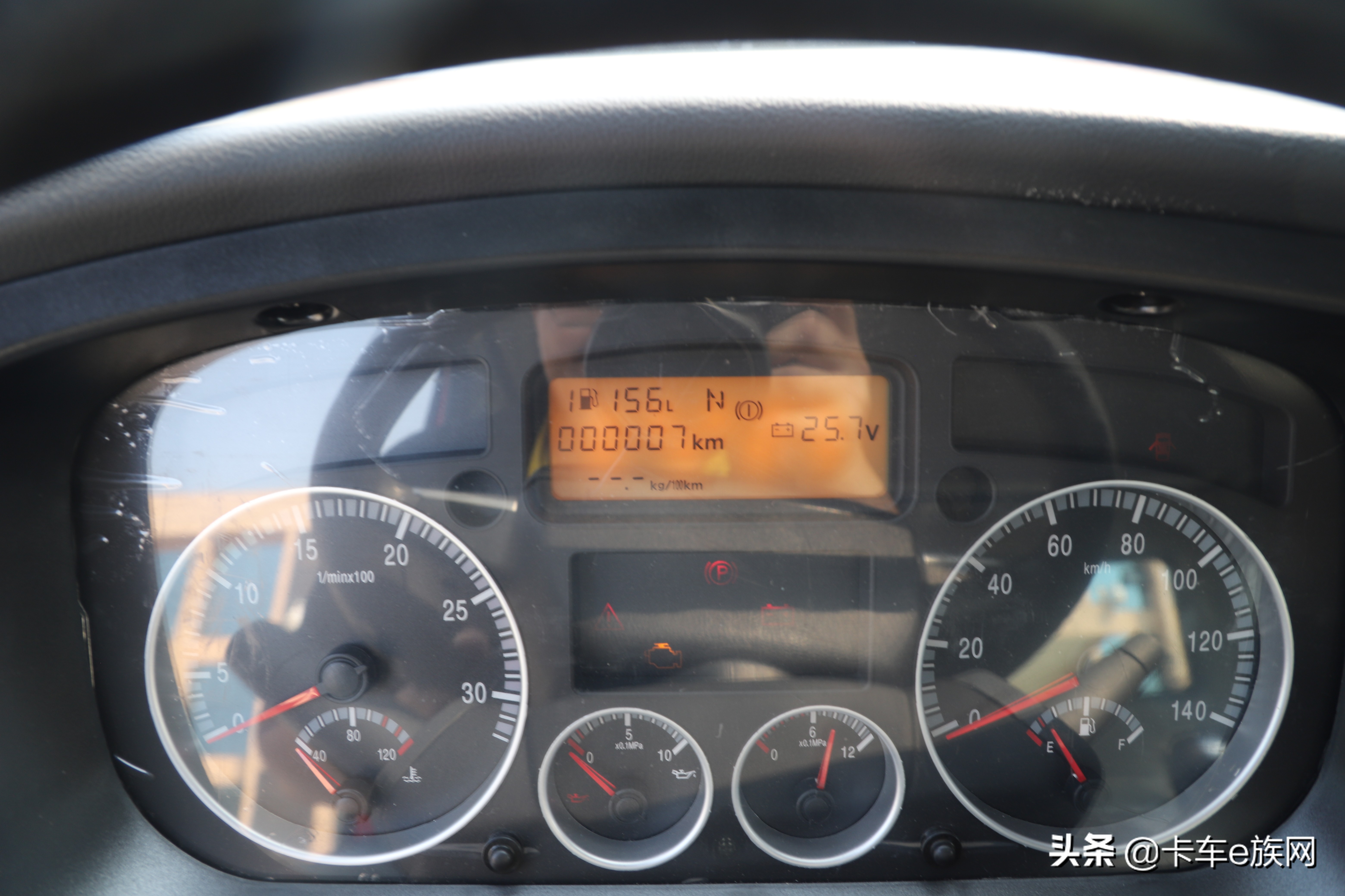国六牵引车一样不烧尿素,中国重汽豪瀚LNG 6×4牵引车深度评测