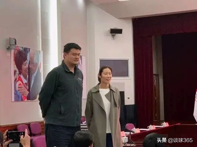 世界杯男女乒冠军同框(两个队长，一位主席，三位体坛名将罕见同框，谁的正装照更美)