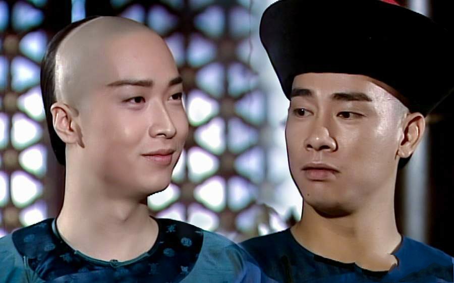 鹿鼎记周星驰拿枪剧照(韦小宝这个角色,已经被周星驰和陈小春演成很难